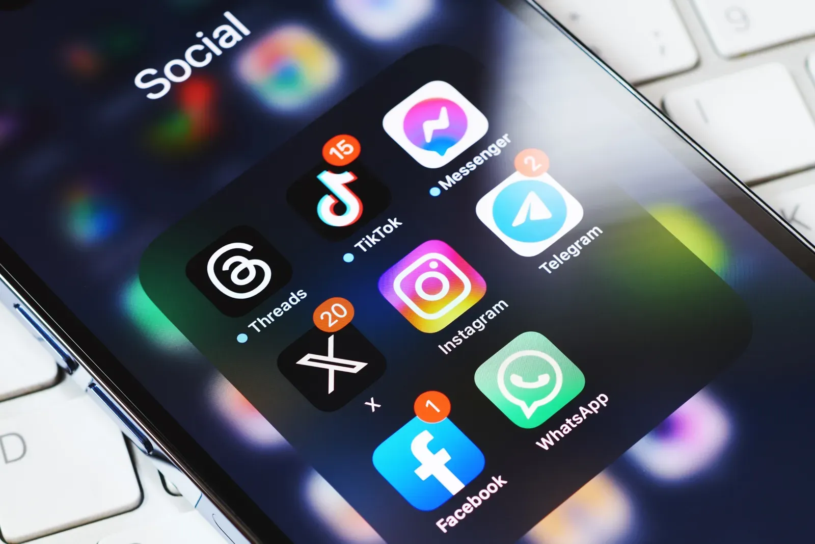 Логотипы популярных социальных сетей вокруг сервиса прокси / Logos of popular social networks surrounding a proxy service